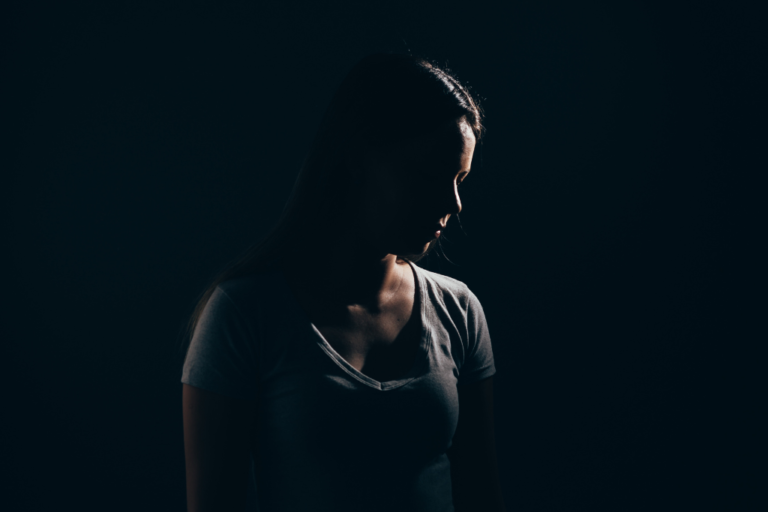 mujeres en sala oscura debido a la depresión deportiva