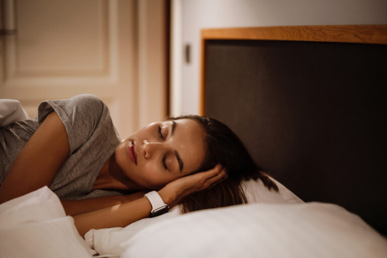 Dormitorio sereno con luz natural que invita al descanso de calidad