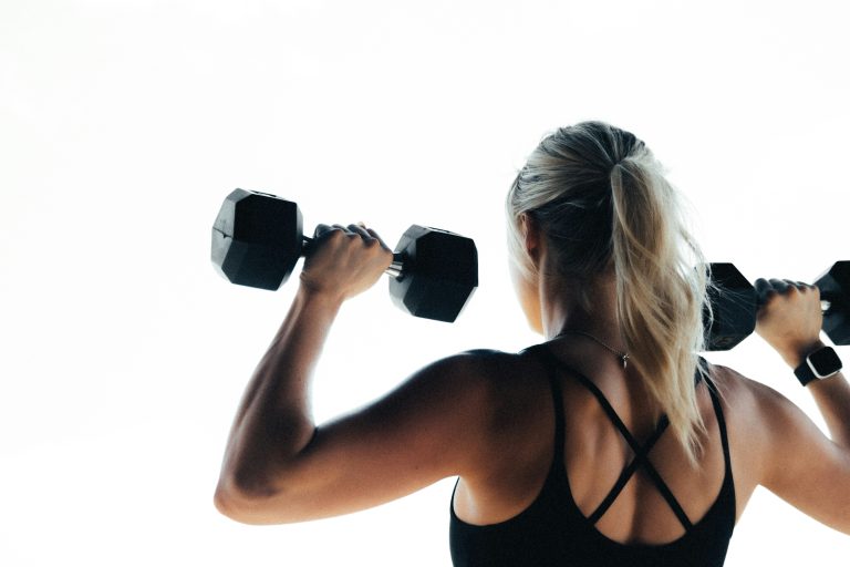 Mujer realizando entrenamiento de fuerza para mantener el rendimiento en la menopausia