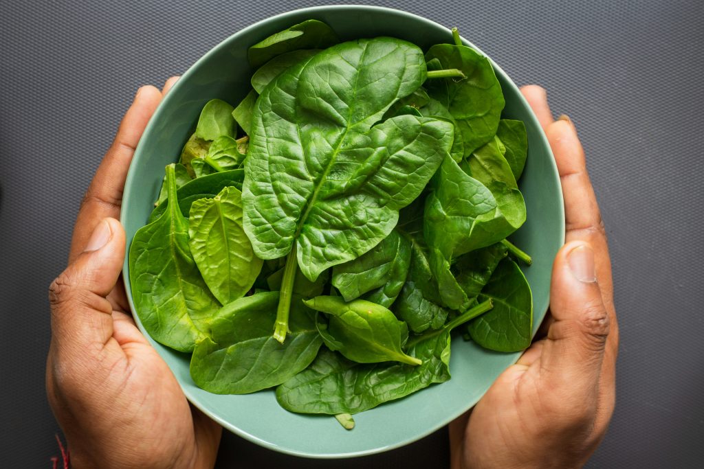 Verduras de hoja verde y frutos secos ricos en hierro, calcio y magnesio