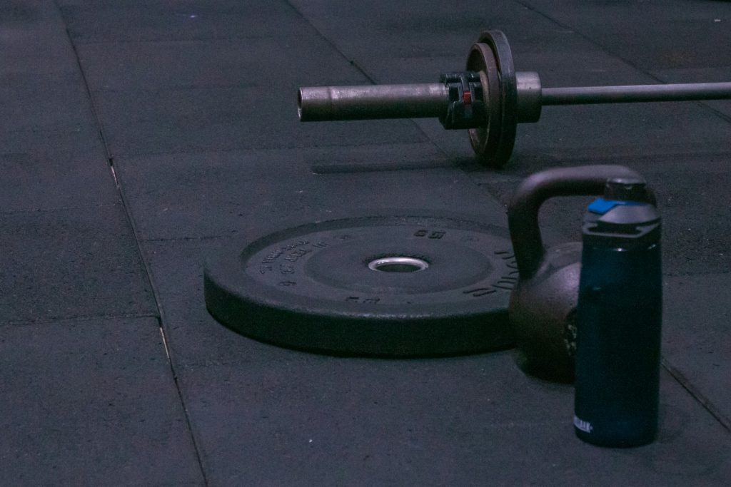 Botella de bebida isotónica para hidratación durante una competición de CrossFit