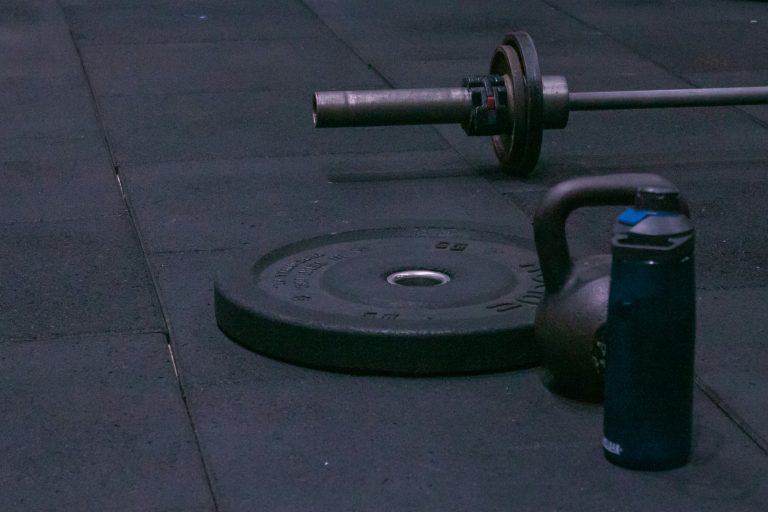 Botella de bebida isotónica para hidratación durante una competición de CrossFit