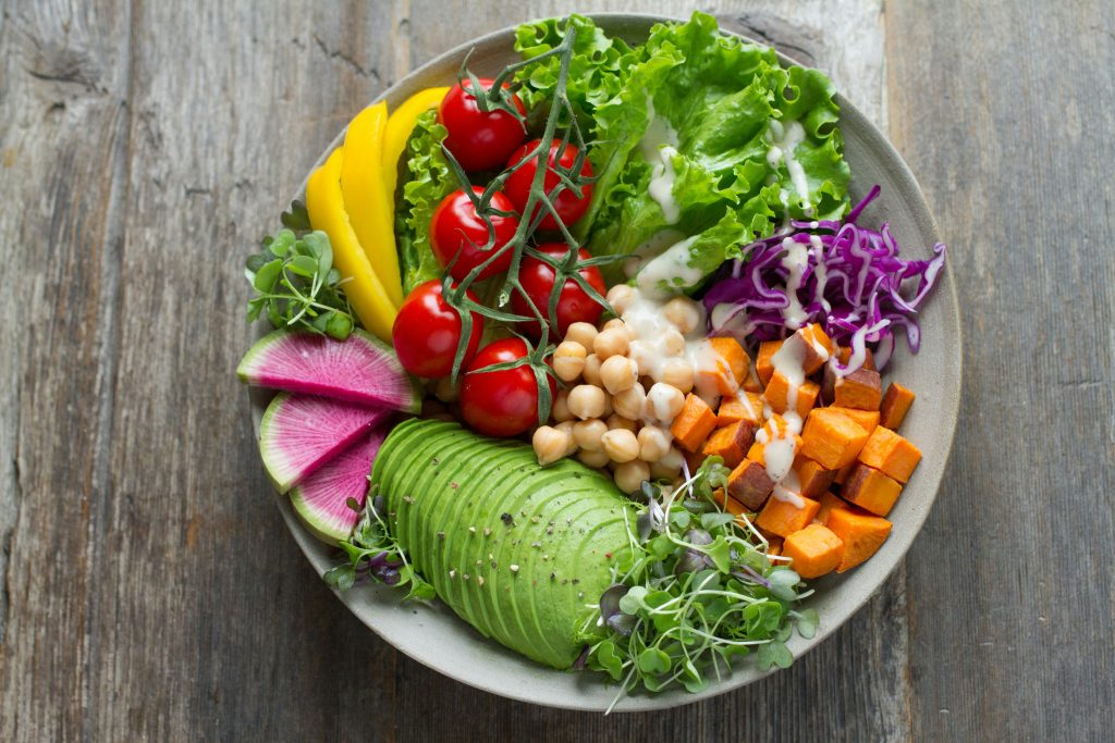 Plato equilibrado que combina carbohidratos con proteína, grasa saludable y fibra