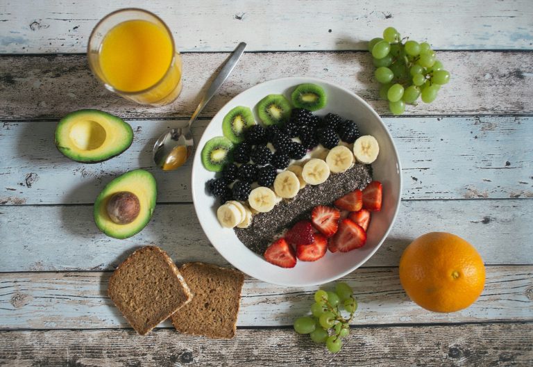 Bol de avena con fruta y frutos secos, ejemplo de carbohidratos de bajo índice glucémico